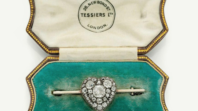 The function of the ring has always limited its shape but some new patterns appeared towards the end of the 19th century. One of the more successful ring innovations of the 1890s was the navette shape, often set with a larger central gemstone or diamond, within a surround of smaller stones, instead a cluster of stones.