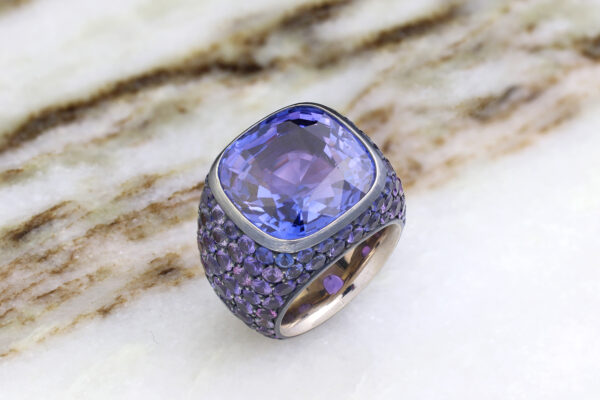 Hemmerle Purple-Blue Sapphire Ring» Price On Request «