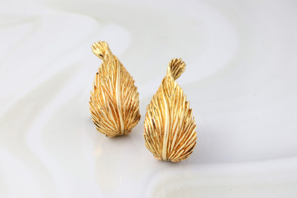 Van Cleef & Arpels Péry et Fils Foliate Gold Ear Clips